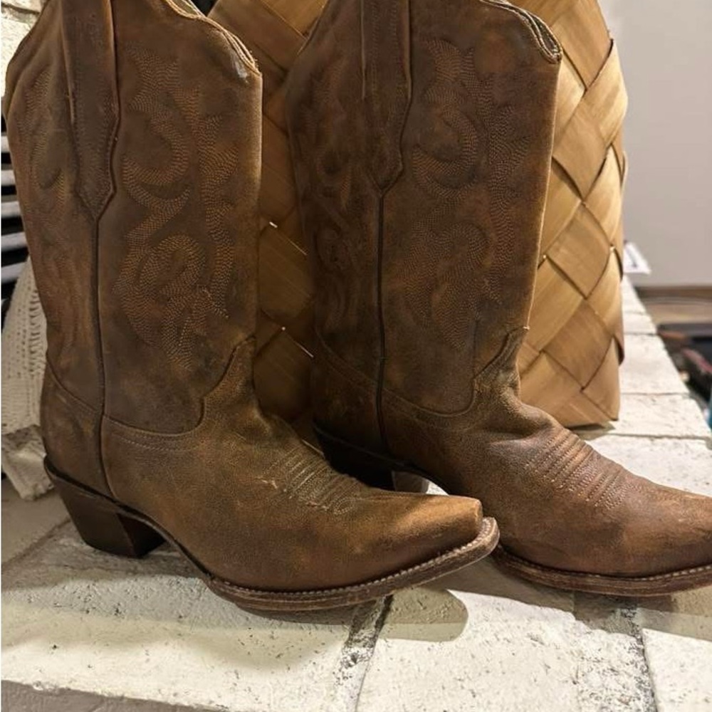 Elegant Brown Heeled Boots